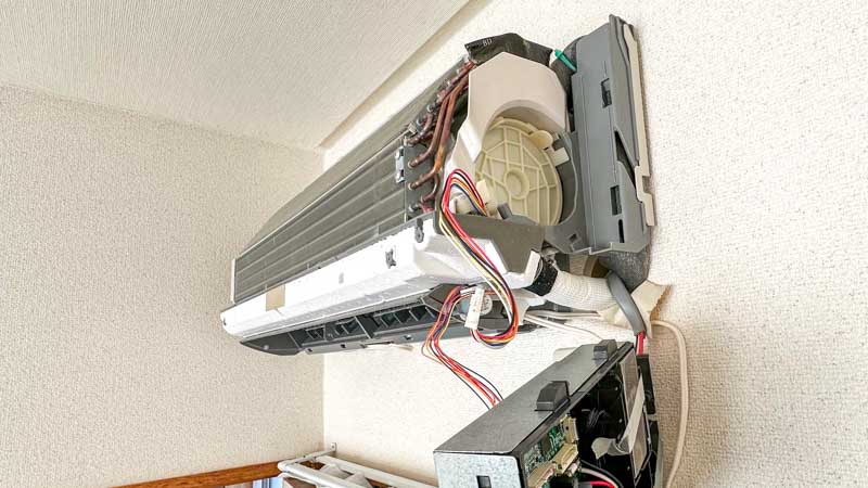 電装品箱がぶら下がっています