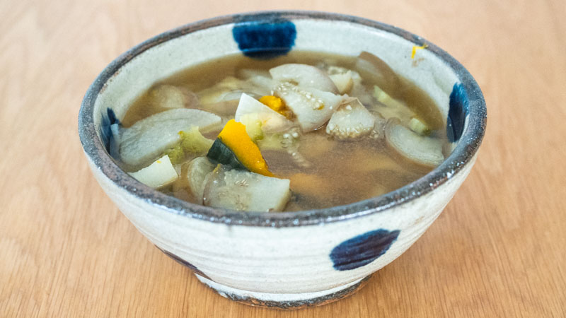 やちむんと具だくさんみそ汁