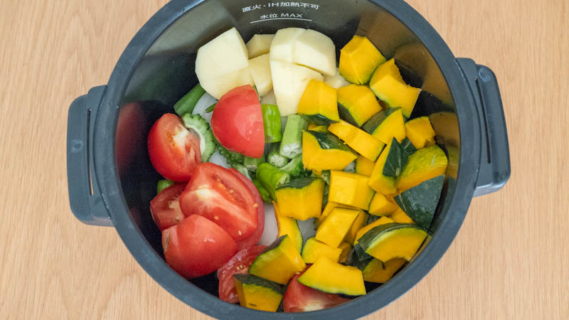 内鍋に具材を投入しました