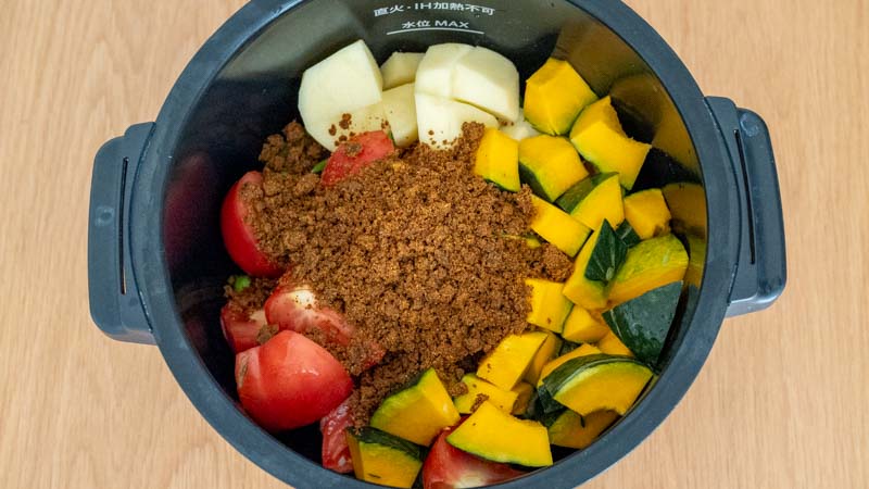 内鍋にカレールーを投入しました