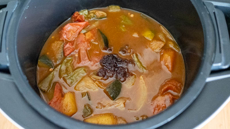 夏野菜カレーのできあがり。水を加えていないのに水分もきちんと。